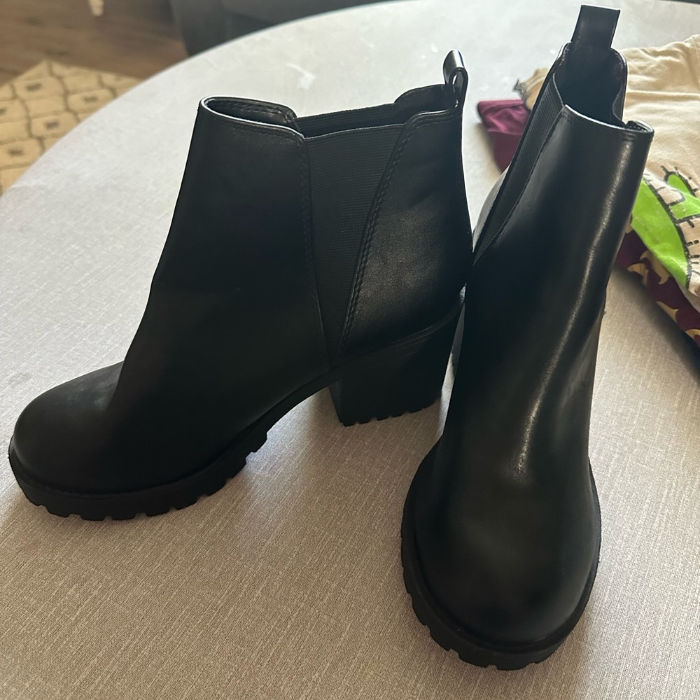 Soda chunky heeled boots new never worn